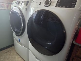 GE washer and dryer set with pedestal