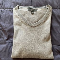 It’s Very Good Sweater It’s For Men’s Made By Banana Republic The Color Is Grey. The Size Is Medium.