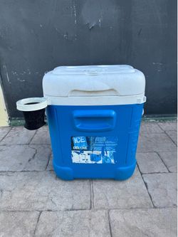 Igloo Ice Cube Deluxe Cooler 50 QT with Cup Holder