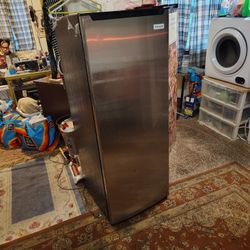 7 Cubic Foot Upright Freezer, Fridgidaire 