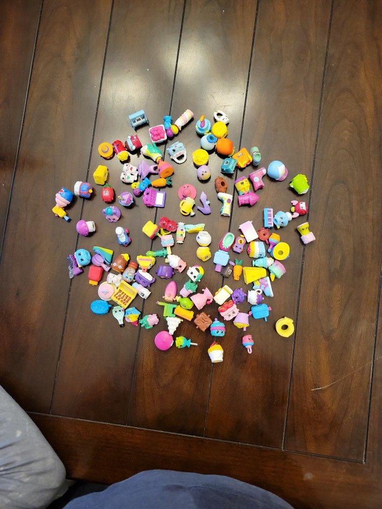 Lot of 100 shopkins 