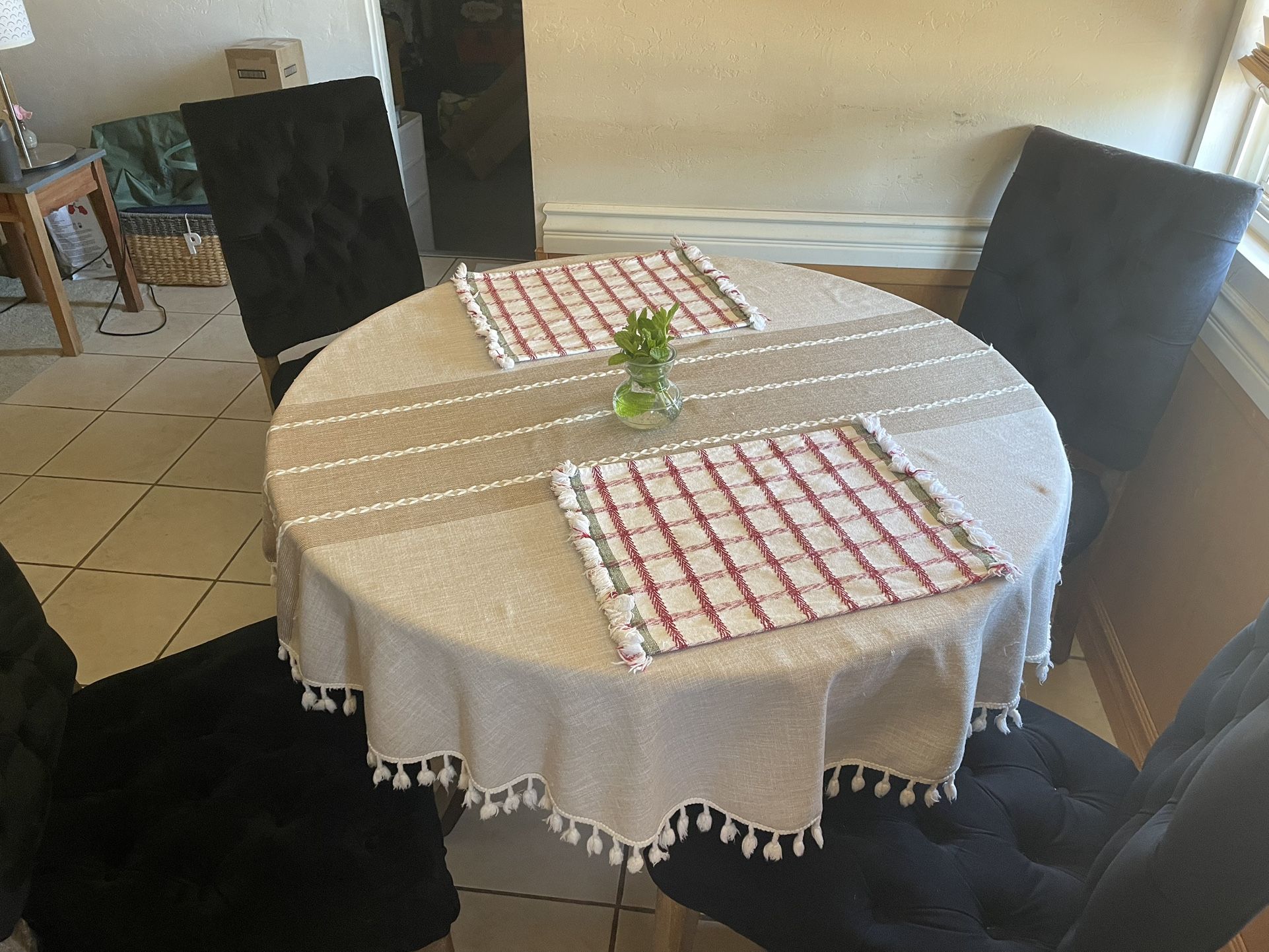 Round Dining Room Table With Chairs