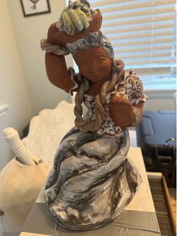 Mary Erckenbrack vintage Native Hawaiian / Polynesian woman ceramic sculpture $100 for the one pick up in Orting