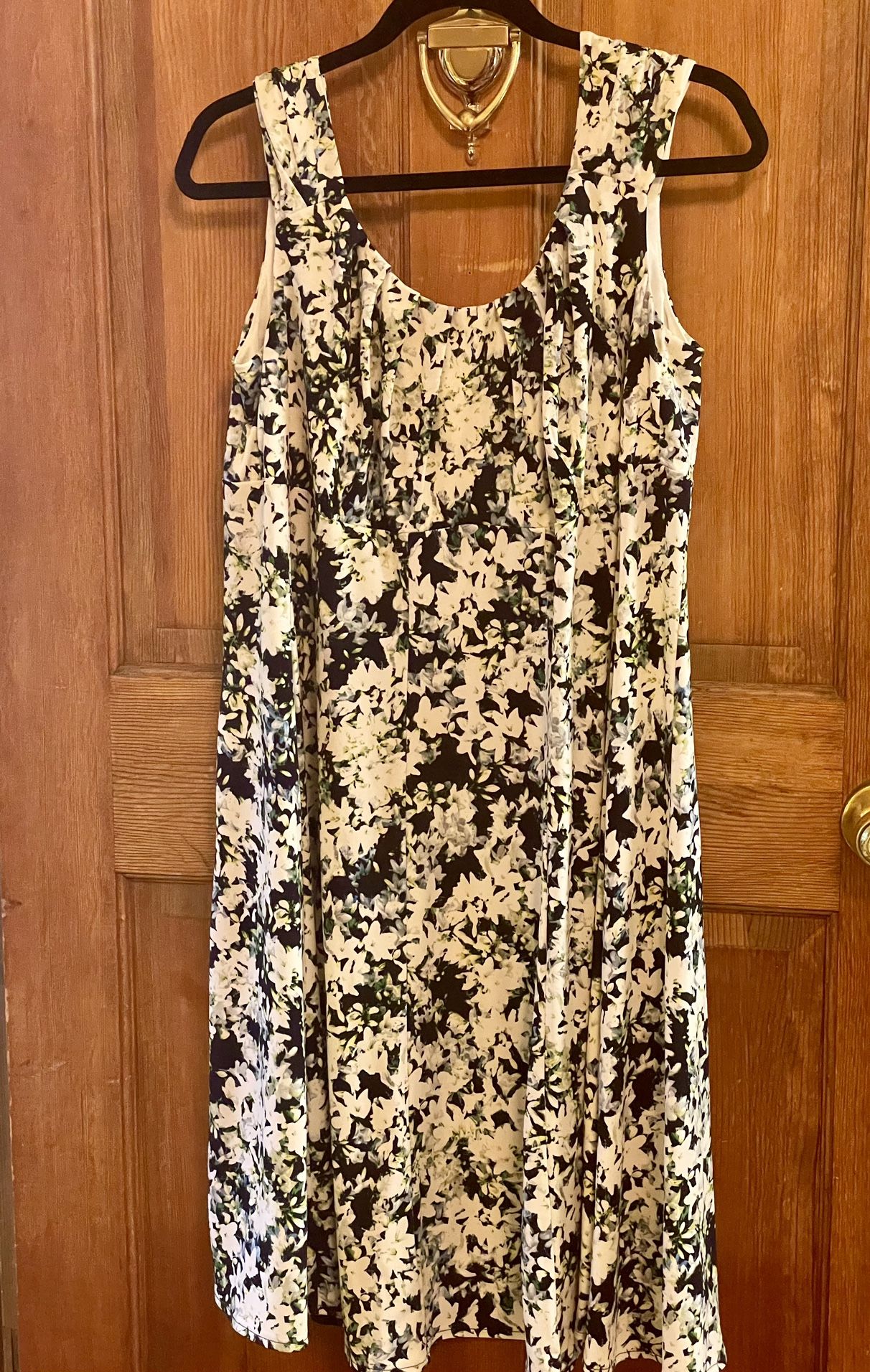 Gorgeous women’s white floral Signature Ella dress,  size 14W