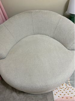 Oversized round swivel chair