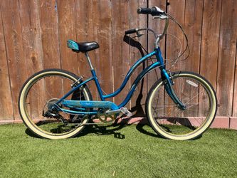 😎 🏝️ 🌴 🚲 🌊 Giant  7 speed. Simple 7 Model. Women’s 26 inch Beach Cruiser. Ocean Blue with Gold Rims.   Check out my other listings.  Get outside 