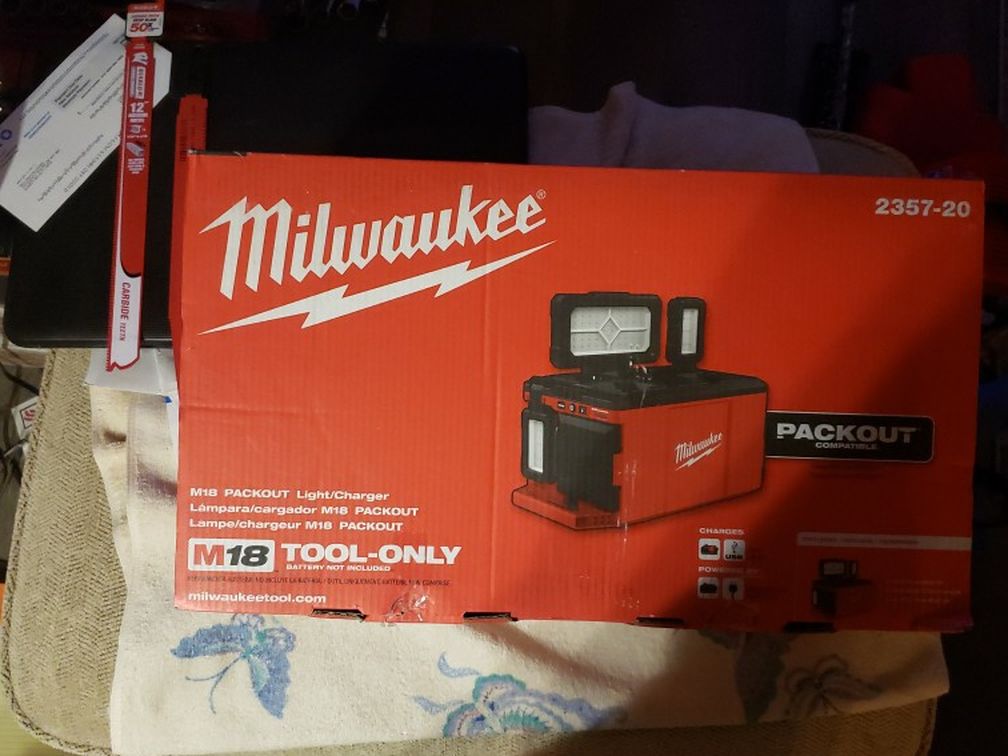 Milwaukee M18 Pacout Light/charger