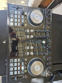 Native Instruments Traktor Kontrol S4 DJ Controller