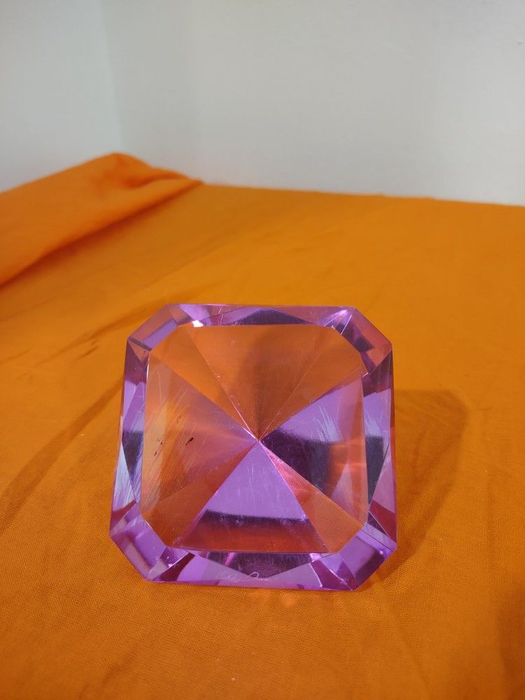 Oleg Cassini Crystal Lavender Paperweight Signed
Emerald Cut
Measures : 3" x 3"