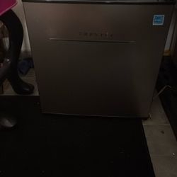 Frestec Mini Fridge 