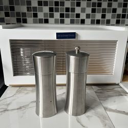 Salt and pepper shaker grinder