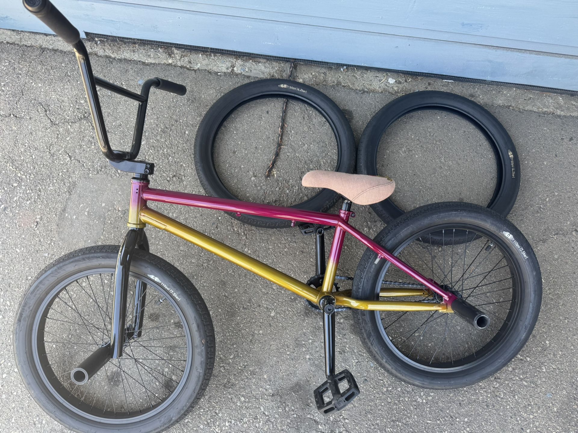 GT Performer Mercado 20.5 BMX Bike With Pegs & Extra Tires