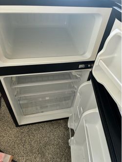 Igloo black mini fridge