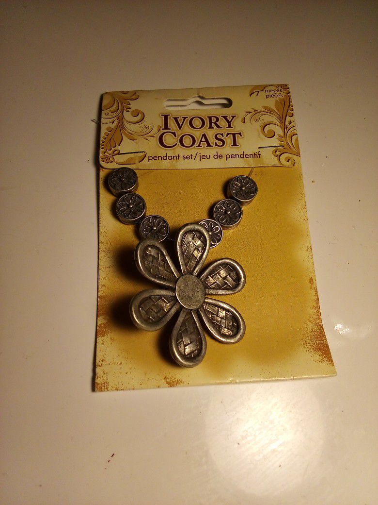 Metal Flowers Beads Pendant Seven 7 Piece Set  Ivory Cost Brand 