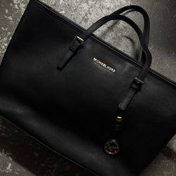 Michael Kors Charlotte Large Saffiano Leather Top-Zip Tote Bag