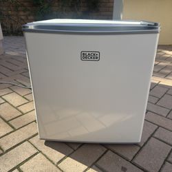 BLACK+DECKER 1.7 Cu. Ft. Compact Refrigerator Mini Fridge