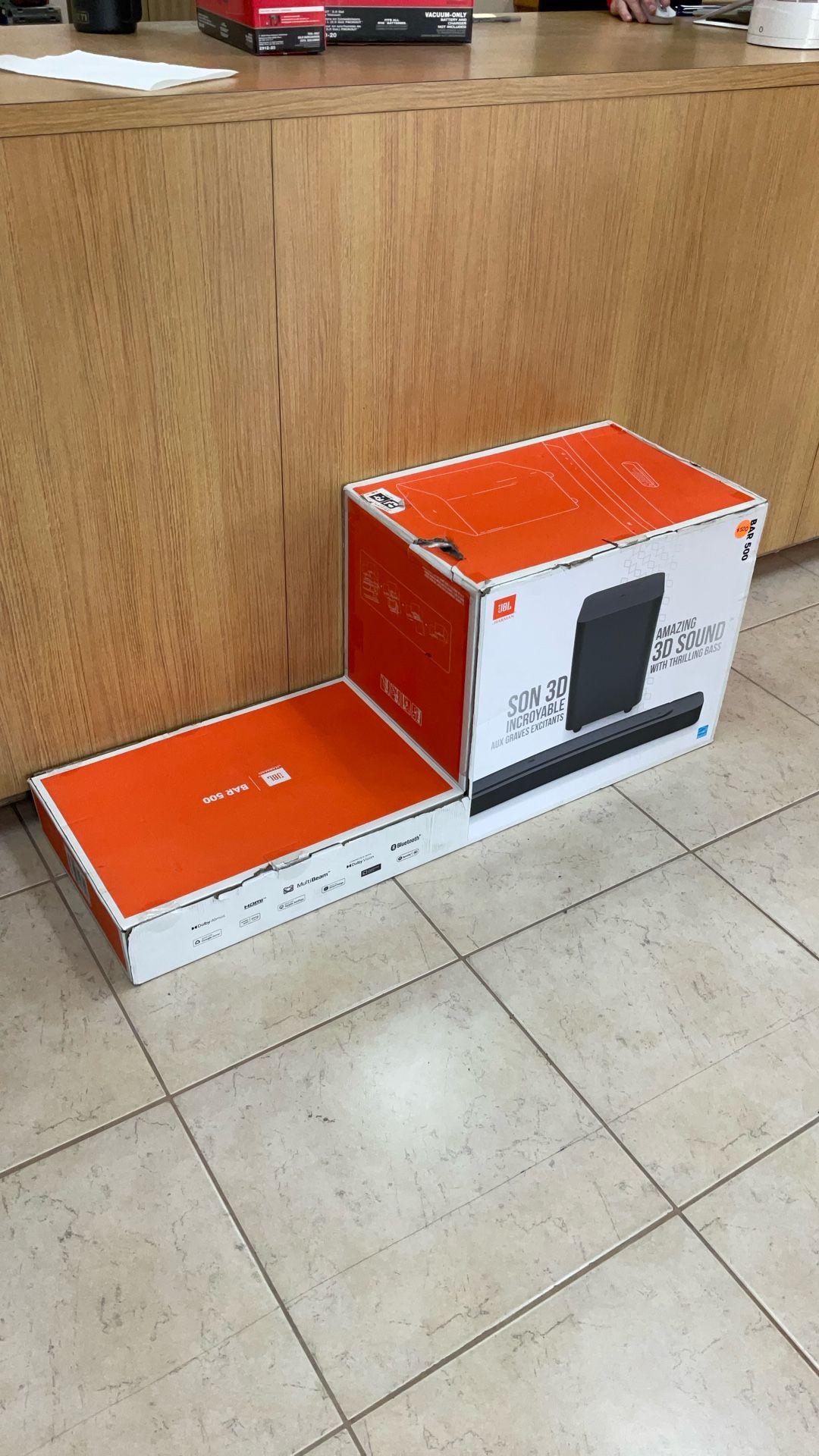 JBL BAR 500 DOLBY ATMOS AND MULTIBEAM SURROUND SOUND 10” WIRELESS SUBWOOFER.