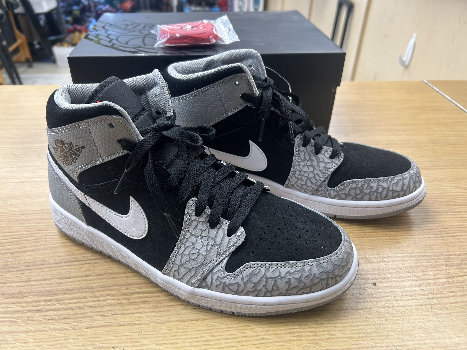 Nike Air Jordan 1 Mid SE Elephant Toe University Red White Nike Air Jordan 1 Mid SE Elephant Toe University Red White
