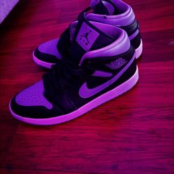 Mid Gray Jordan 1 