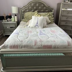 Haverty’s Silver White Light Full Size Bedroom Set