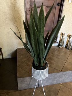 Vase Nueva De Metal Con Planta Artificial