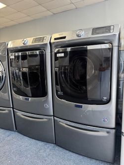 Maytag washer and dryer  (( gas )) set // pedestals included