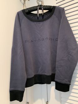 Playground woman’s sweatshirt. Med