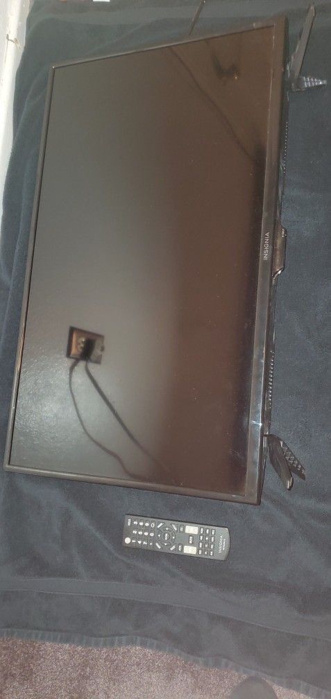 32 inch insignia tv. NS-32D220NA18