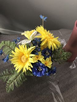 2 vases with flowers, for all $ 8