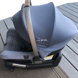 Nuna Pipa Lite Infant Car seat,  2 Pairs Of Inserts, And Base ***plus Stroller Adapter To Use With Uppababy Vista