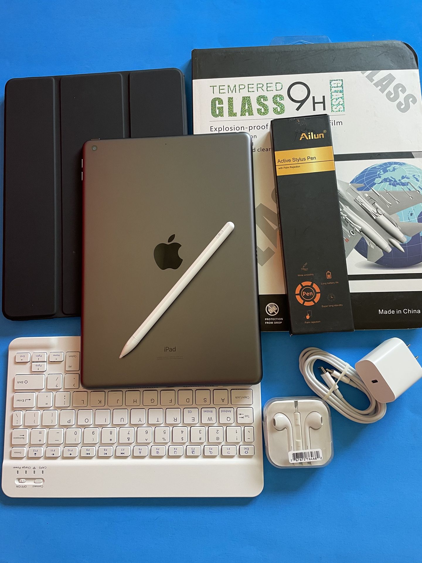 Apple IPad 8th Generation (10.2” Retina /Latest 18/ 2020 model) 32GB with stylus pen, keyboard & Accessories