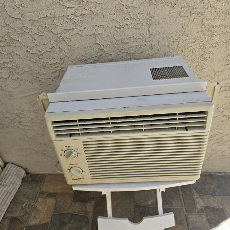 Ac Window Unit Works Great Blows Cold 5250 Btus