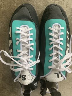 Women’s climbing shoes size 10 1/2 So ill Shors