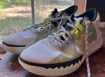 Nike Kyrie Flytrap Basketball Sneakers