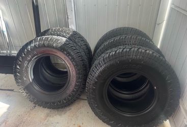 5 Gomas de FANGO estaban en un jeep solo USADAS POR 500 MILLAS .Vendi el jeep y me quede con las GOMAS NUEVAS poco uso y UNA SIN USAR con Los pelos $
