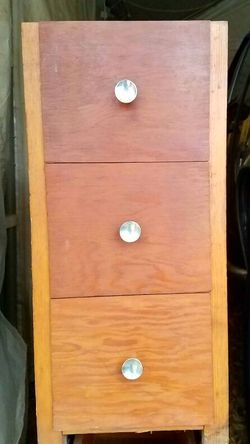 2 small bedside dressers with 3 drawers.