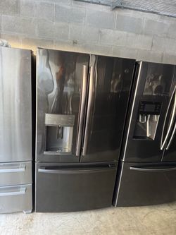 Ge refrigerator good condition everything works fine