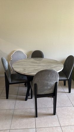 Round dining table with chairs included