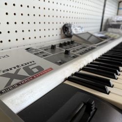 ROLAND SYNTHESIZER FANTOM KEYBOARD