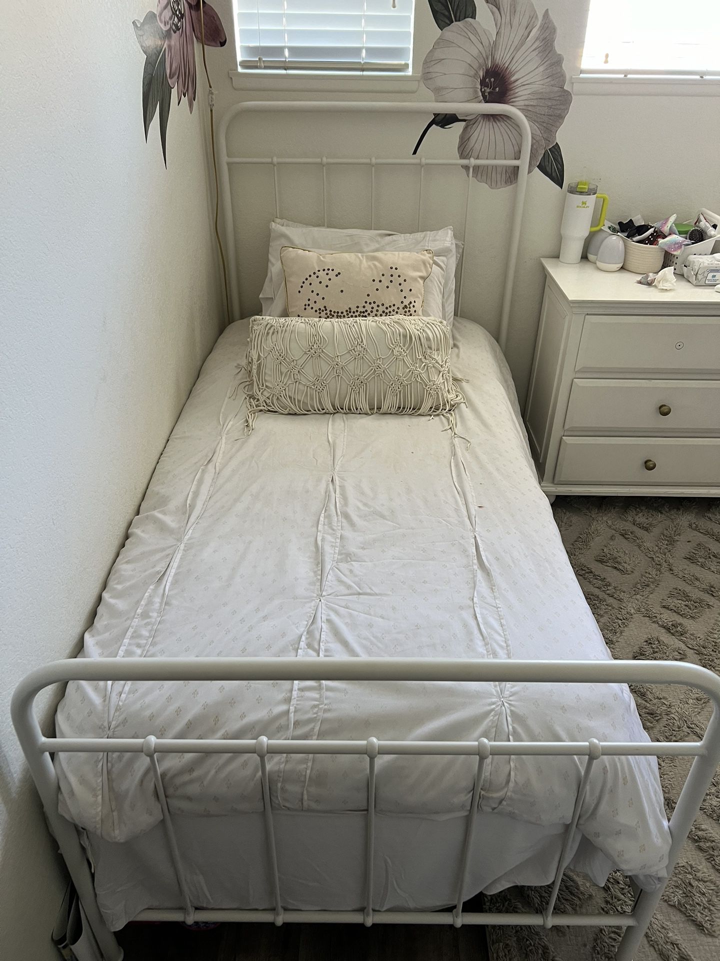 White Metal Twin Bed 