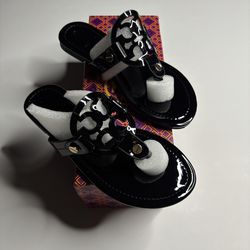 BLACK GLOSSY TORY SANDALS