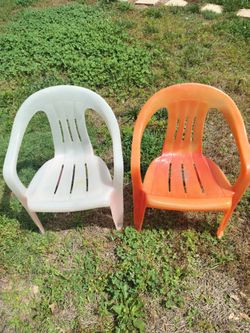Set of 2 plastic kid chairs