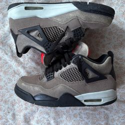 Jordan 4 “Taupe haze” Size 8 