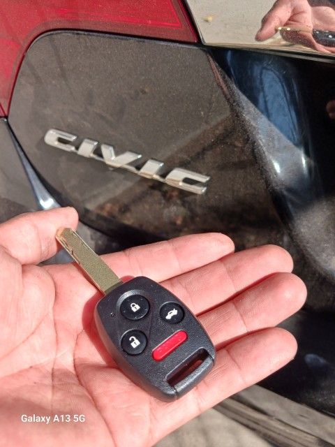 Car Keys And Remotes / Llaves De Carro Y Controlles