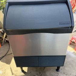 Ice Machine Scotsman Prodigy Undercounter Ice Maker in great working conditions  150lb per/day it perfect for coffee shop or small restaurant 