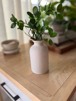 Small Cream/White Matte Ceramic Bud Vase