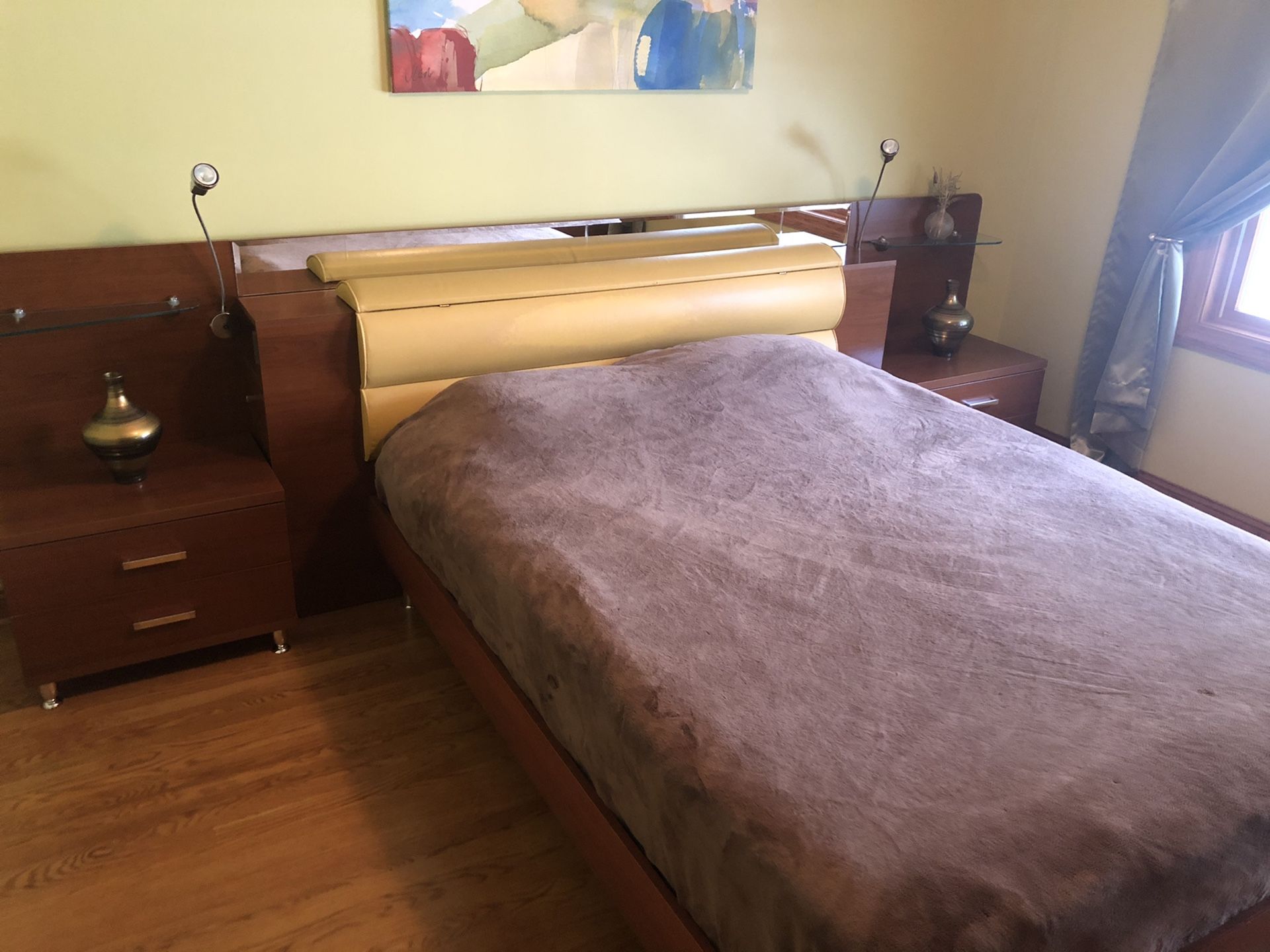Bedroom set. Queen size mattress. Beauty rest.