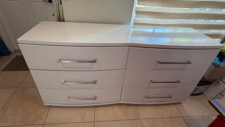 White Solid wood dresser