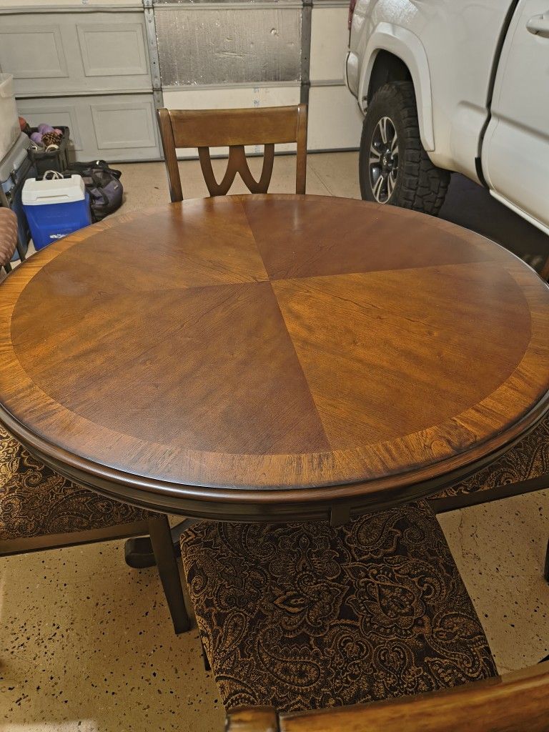 Round dining table