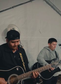 Grupo Sierreño con tuba 2 estilos  por el mismo precio acordeon guitarra y tuba y 2 guitarras y la tuba